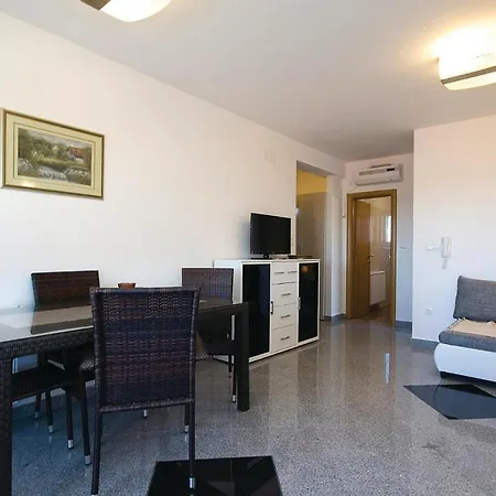 Lovely In With Swimming Pool Apartament *
