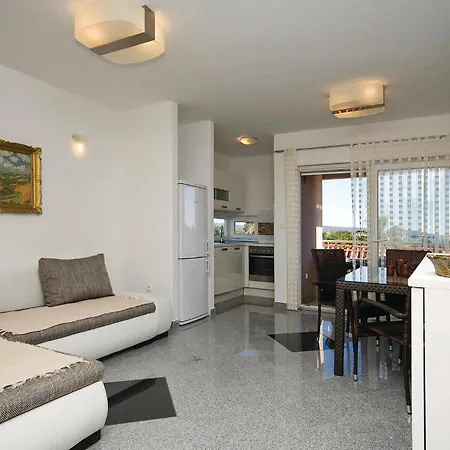 Lovely In With Swimming Pool Apartament *