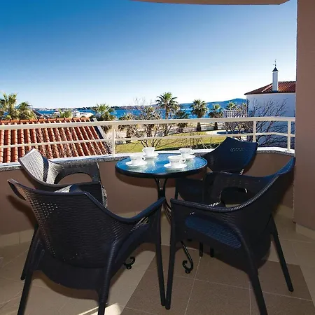 Lovely In With Swimming Pool Apartament *