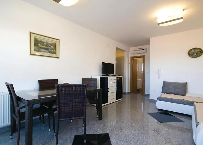 1 Bedroom Awesome In Appartement *